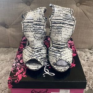 Qupid, Black and White Heels